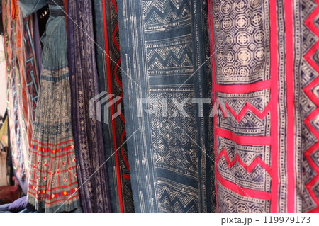 ラオスのモン族のろうけつ染め生地 119979173