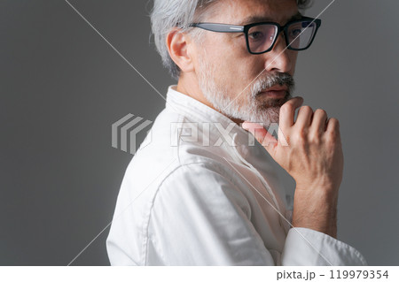 考え事をする男性シェフ 119979354