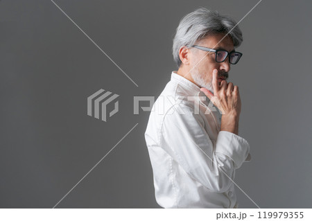 考え事をする男性シェフ 119979355