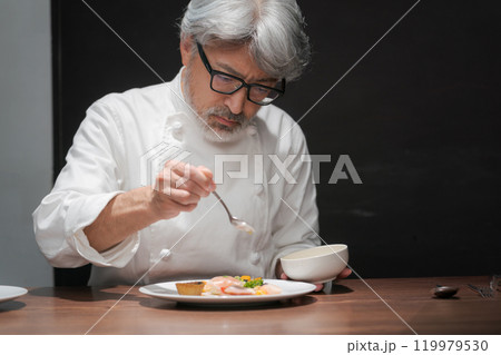 料理の試作をする男性シェフ 119979530