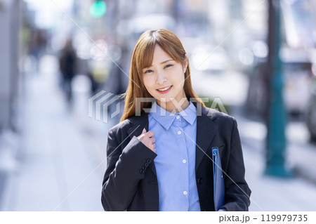 スーツを着て微笑む女性 Business スーツを着て微笑む女性 Business 119979735