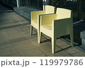 誰も座っていない屋外の黄色い椅子 119979786