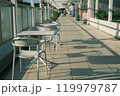 人のいない都会の椅子とテーブル 119979787