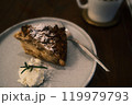 テーブルの上のケーキとコーヒーカップ 119979793