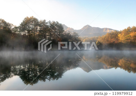 福島県 紅葉真っ盛りの五色沼湖群 毘沙門沼 福島県 紅葉真っ盛りの五色沼湖群 毘沙門沼 119979912