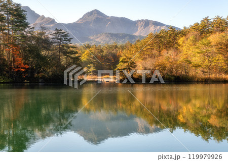 福島県 紅葉真っ盛りの五色沼湖群 毘沙門沼 福島県 紅葉真っ盛りの五色沼湖群 毘沙門沼 119979926