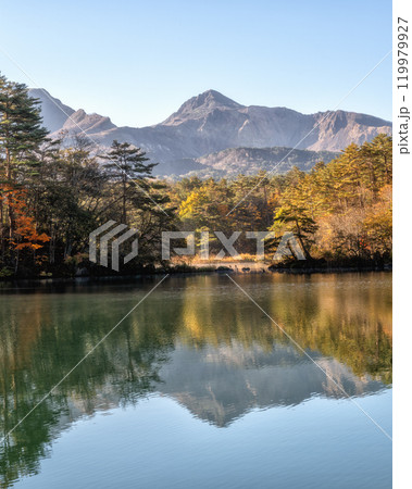 福島県 紅葉真っ盛りの五色沼湖群 毘沙門沼 福島県 紅葉真っ盛りの五色沼湖群 毘沙門沼 119979927