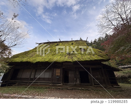 朽ちた古民家 119980285