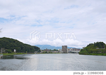 滋賀県　大津　瀬田川と比良山地（石山寺付近の川岸から北方向）（初秋） 119980308