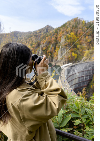 秋の【北海道 豊平峡】を観光する女性 119980530