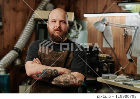 Young bearded technician with tattoos 119980708
