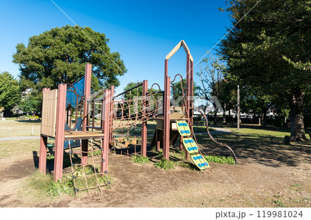 前原公園(とんぼ池公園)のアスレチック遊具 秋晴れの青空 東京都狛江市西野川 前原公園(とんぼ池公園)のアスレチック遊具 秋晴れの青空 東京都狛江市西野川 119981024