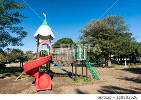 前原公園（とんぼ池公園）の楽しい遊具　秋晴れの青空　東京都狛江市西野川 119981026
