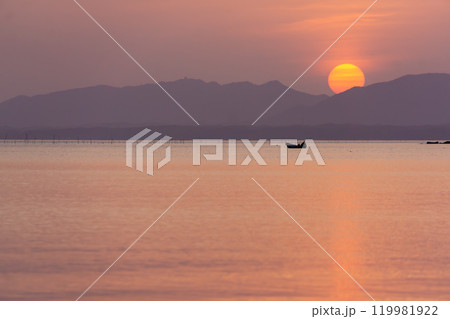 島根県松江市　宍道湖の夕日 119981922