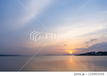 島根県松江市　宍道湖の夕日 119981936