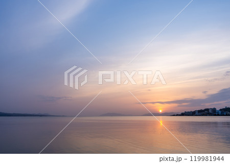 島根県松江市　宍道湖の夕日 119981944