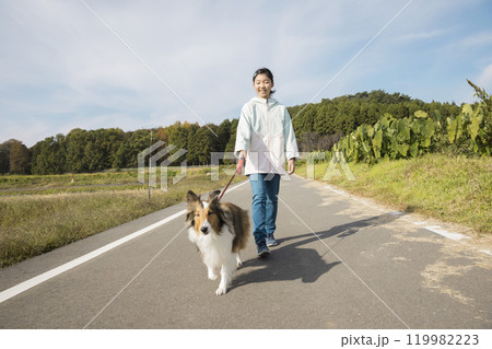 犬の散歩をする小学生子供 119982223