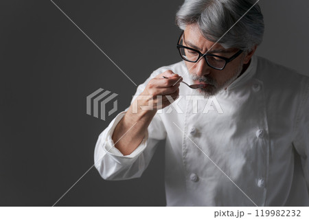 料理の味見をする男性シェフ 119982232