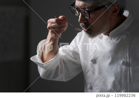 料理の味見をする男性シェフ 119982236
