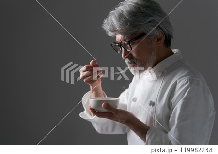 料理の味見をする男性シェフ 119982238