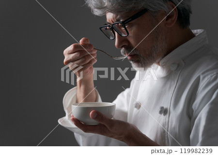 料理の味見をする男性シェフ 119982239
