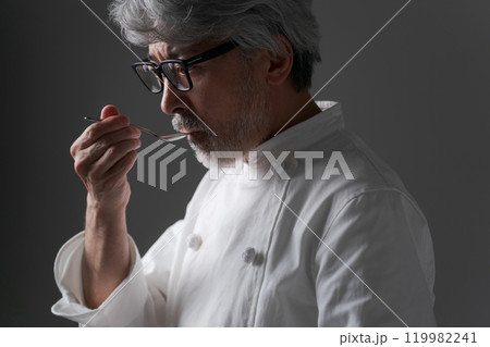 料理の味見をする男性シェフ 119982241