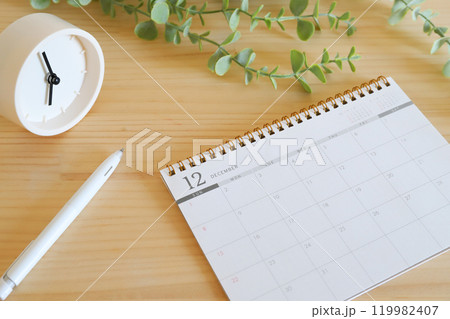時計とカレンダー　スケジュールイメージ 119982407
