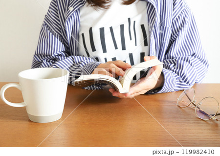 読書をする女性の手元 読書をする女性の手元 119982410