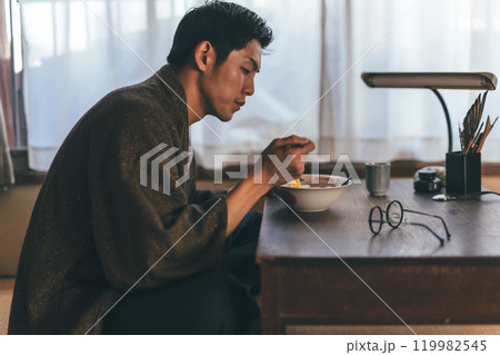 ラーメンを食べる男性 ラーメンを食べる男性 119982545