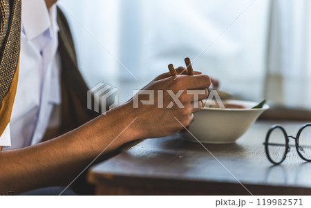 出前のラーメンを食べる男性 出前のラーメンを食べる男性 119982571