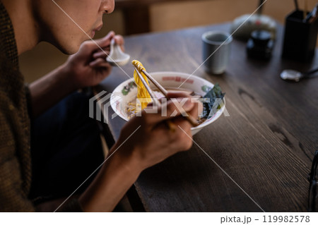 ラーメンを食べる男性 ラーメンを食べる男性 119982578