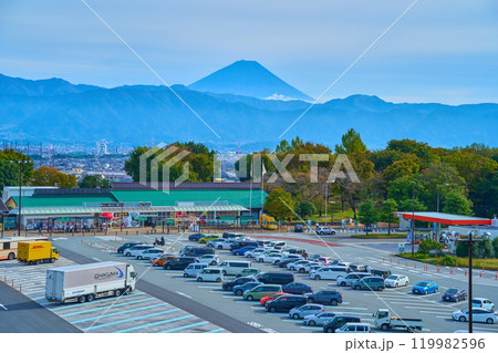 秋の山梨県甲斐市の中央自動車道下り線 双葉SAの展望塔からの眺望(富士山,上り線方面など) 119982596