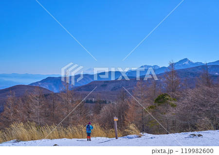 冬の長野県富士見町の入笠山山頂から南東側の眺望(富士山,雨乞岳,駒ヶ岳など) 冬の長野県富士見町の入笠山山頂から南東側の眺望(富士山,雨乞岳,駒ヶ岳など) 119982600