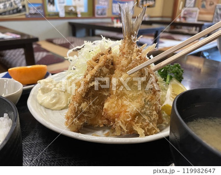 アジフライ定食 サクサクの鯵フライとご飯の和定食 アジフライ定食 サクサクの鯵フライとご飯の和定食 119982647