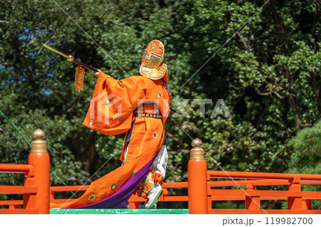 三重県伊勢市伊勢神宮で行われる秋の神楽祭の演目である振鉾の舞人 三重県伊勢市伊勢神宮で行われる秋の神楽祭の演目である振鉾の舞人 119982700