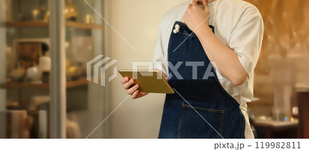 エプロンを付けた男性ポートレイト 119982811