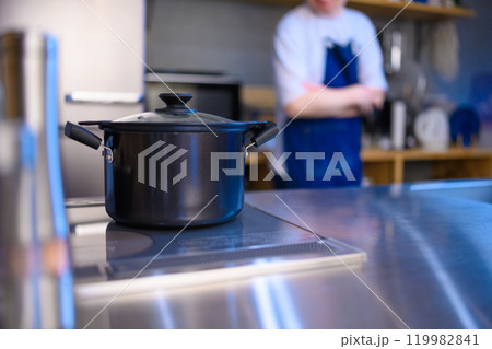 エプロンを付けた男性ポートレイト 119982841