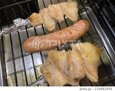 ガスグリルで焼いた手羽先とソーセージ ガスグリルで焼いた手羽先とソーセージ 119982950
