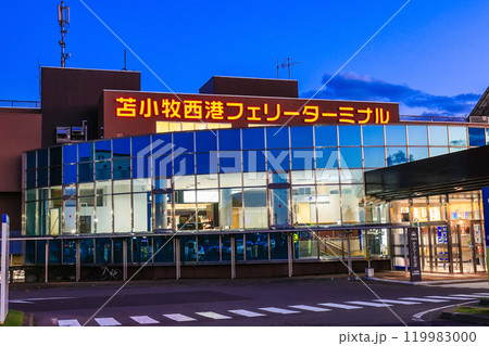 北海道　苫小牧市　苫小牧西港フェリーターミナル（夕景） 119983000