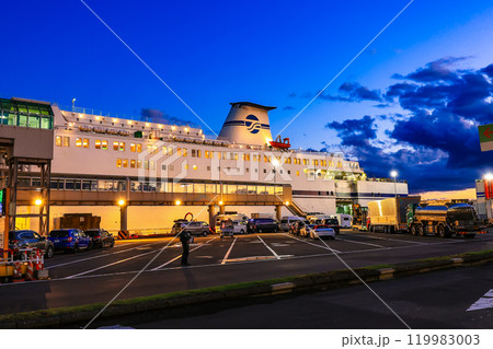 北海道 苫小牧市 苫小牧西港フェリーターミナル(夕景) 北海道 苫小牧市 苫小牧西港フェリーターミナル(夕景) 119983003