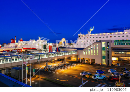 北海道　苫小牧市　苫小牧西港フェリーターミナル（夕景） 119983005