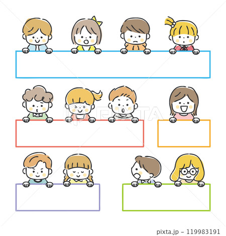 メッセージボードを持っている子供たち 119983191