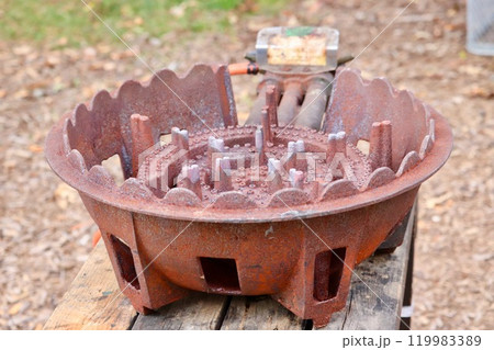 錆びた鋳物のガスコンロ 119983389
