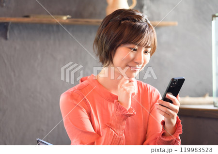 カフェでスマホを操作する女性　 119983528