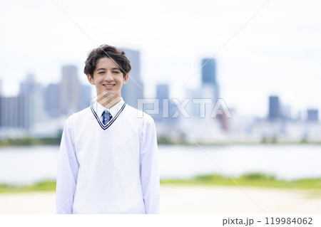 カメラ目線で立つ男子学生 119984062