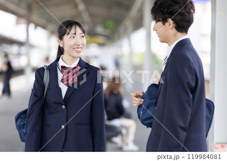 友人と会話する学生 友人と会話する学生 119984081