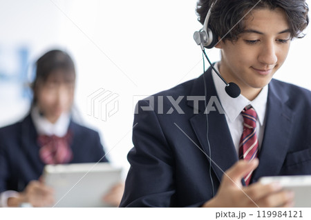 タブレットを使った授業を受ける学生 タブレットを使った授業を受ける学生 119984121