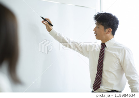 授業をする塾講師 119984634