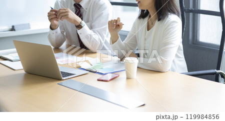 打ち合わせをする男女 119984856
