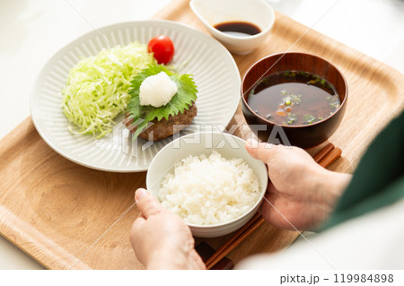 食事の配膳をするミドル〜シニア女性の手元 食事の配膳をするミドル〜シニア女性の手元 119984898